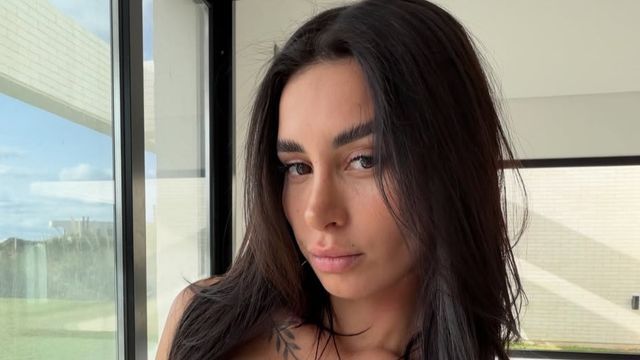 Cam Nair apostó solo por un abrigo de piel y arrasó en Instagram con la chaqueta de la temporada