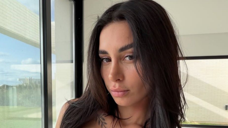 Cam Nair apostó solo por un abrigo de piel y arrasó en Instagram con la chaqueta de la temporada