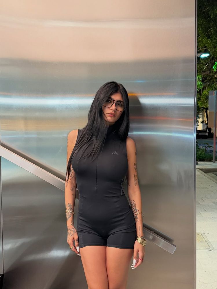 Mia Khalifa reversionó el estilo deportivo y conquistó con top y short del nuevo color de la temporada