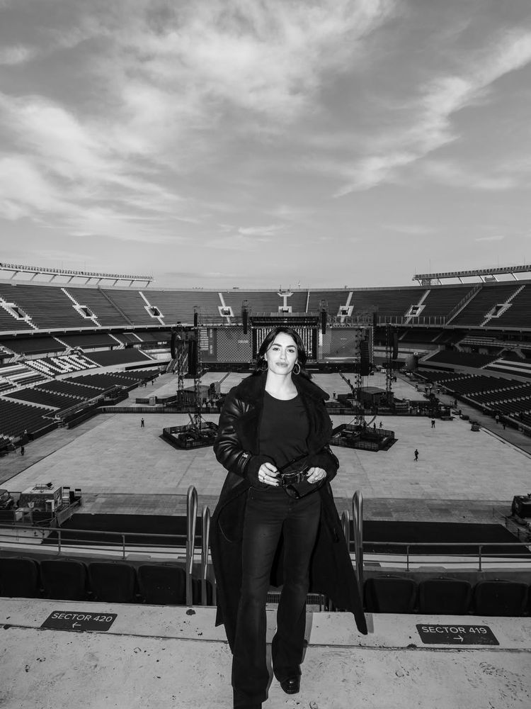 Antes de sus shows en River, Lali Espósito visitó el Monumental y deslumbró con el abrigo tendencia del otoño
