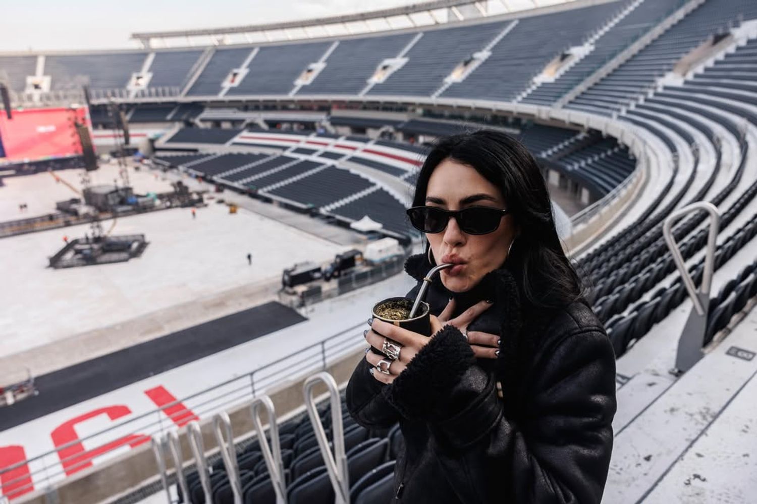 Antes de sus shows en River, Lali Espósito visitó el Monumental y deslumbró con el abrigo tendencia del otoño