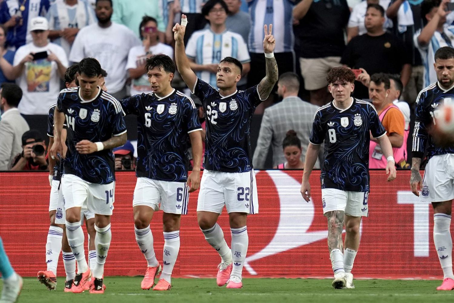 Lautaro Martínez abrió el marcador y habilitó en el segundo, para el 2 a 0 de la selección argentina.