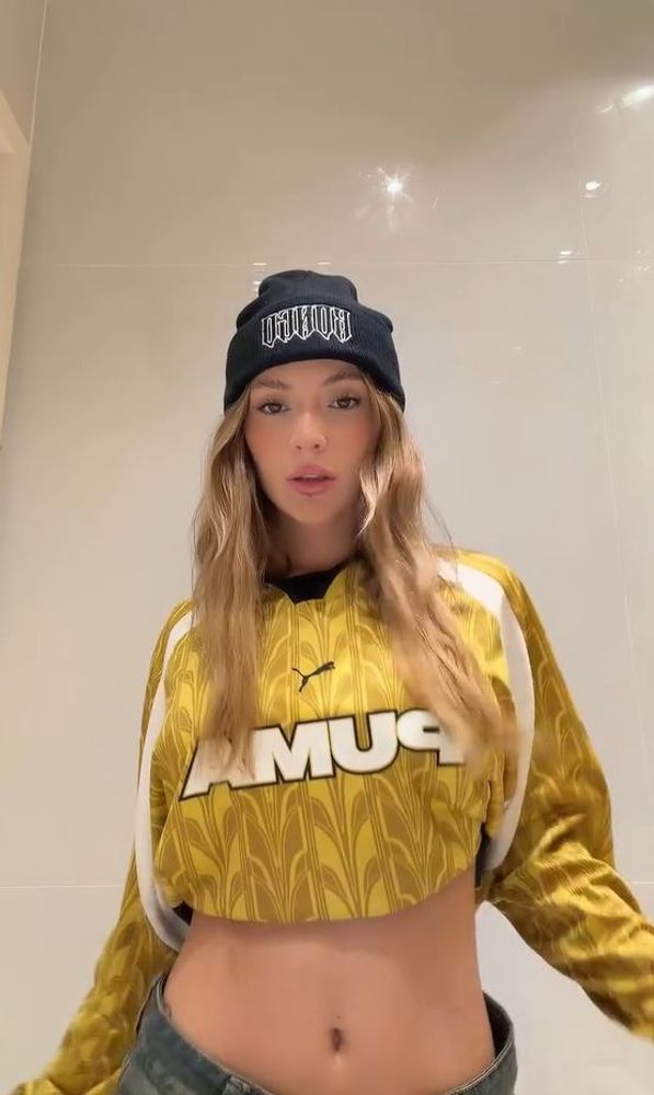 Sasha Ferro arrasó en un video con el baile del momento y apostó por un look urbano en tendencia