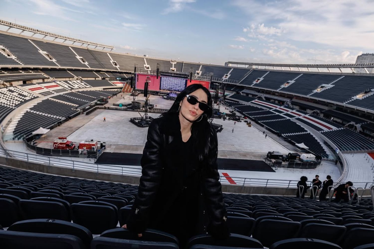 Antes de sus shows en River, Lali Espósito visitó el Monumental y deslumbró con el abrigo tendencia del otoño