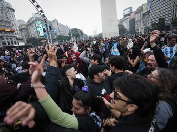 Banderazo por el Indio Solari: incidentes en el Obelisco, con detenidos y policías heridos