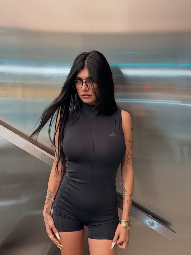 Mia Khalifa reversionó el estilo deportivo y conquistó con top y short del nuevo color de la temporada