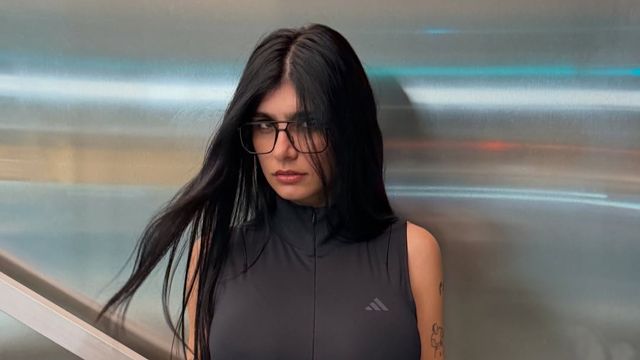Mia Khalifa reversionó el estilo deportivo y conquistó con top y short del nuevo color de la temporada