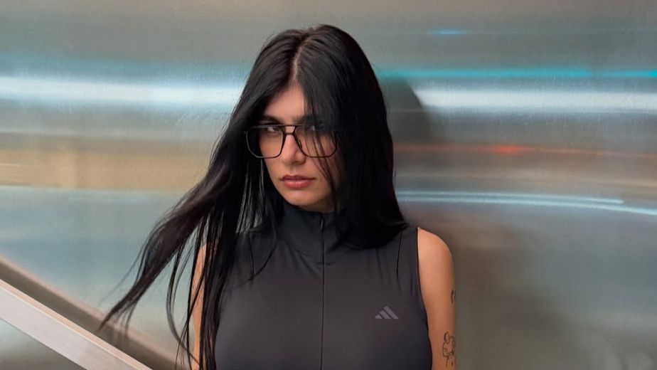 Mia Khalifa reversionó el estilo deportivo y conquistó con top y short del nuevo color de la temporada