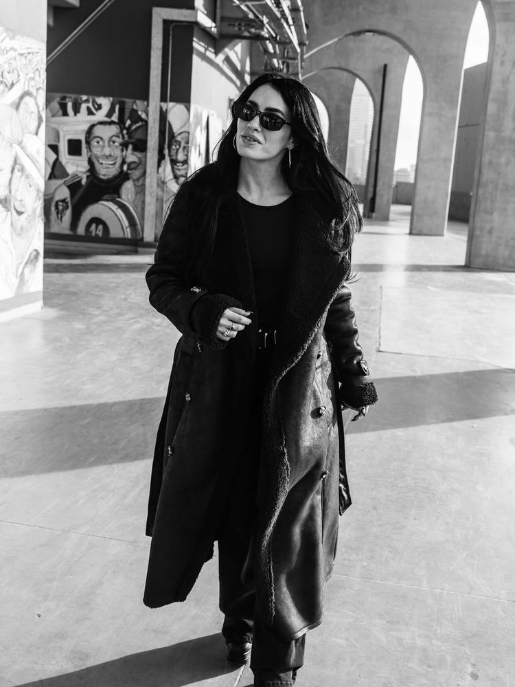 Antes de sus shows en River, Lali Espósito visitó el Monumental y deslumbró con el abrigo tendencia del otoño