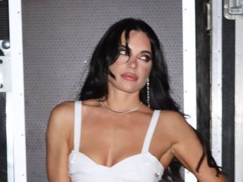 Emilia Attias eligió un look total white de top más falda y destacó con accesorios en color plateado