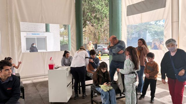 La jornada se desarrolló en el vacunatorio de Jujuy 1351, con una importante participación de la comunidad.