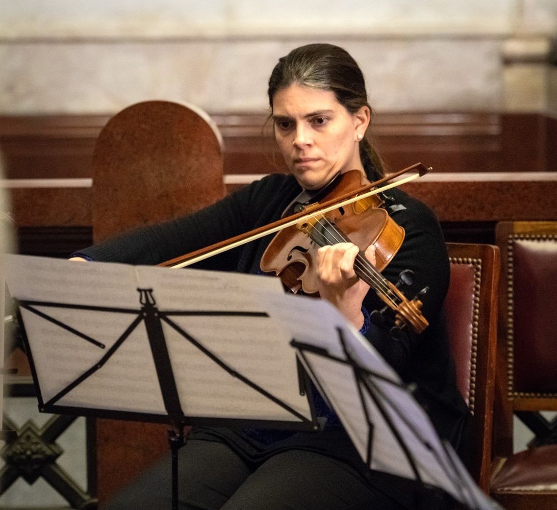 Romina Oviedo Pérez, la abogada, contadora e instumentista de la viola