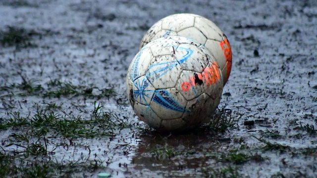 Pelota y cancha lluvia