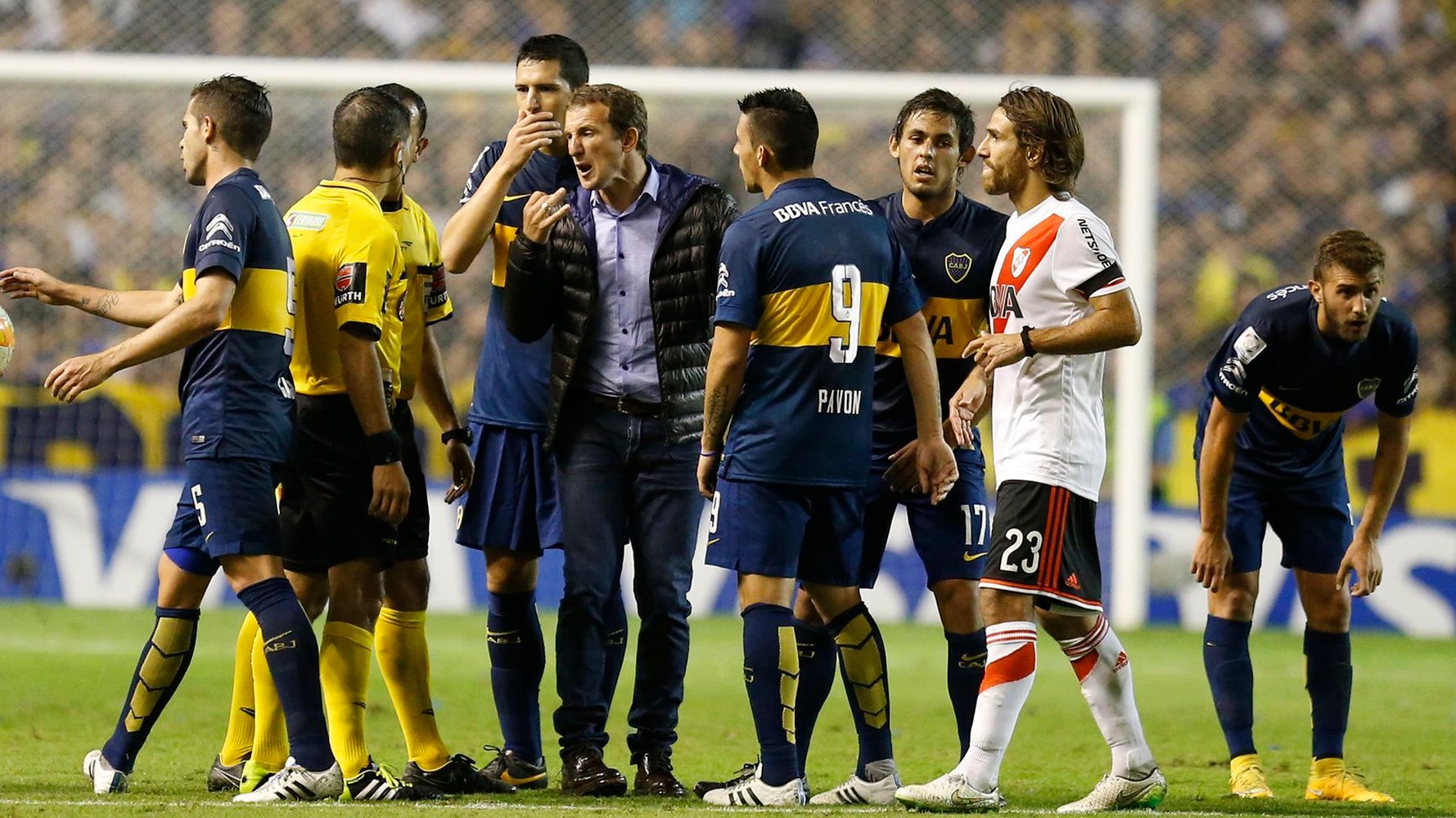 Una dolorosa eliminación de Boca ante River, con el "Vasco" como DT.
