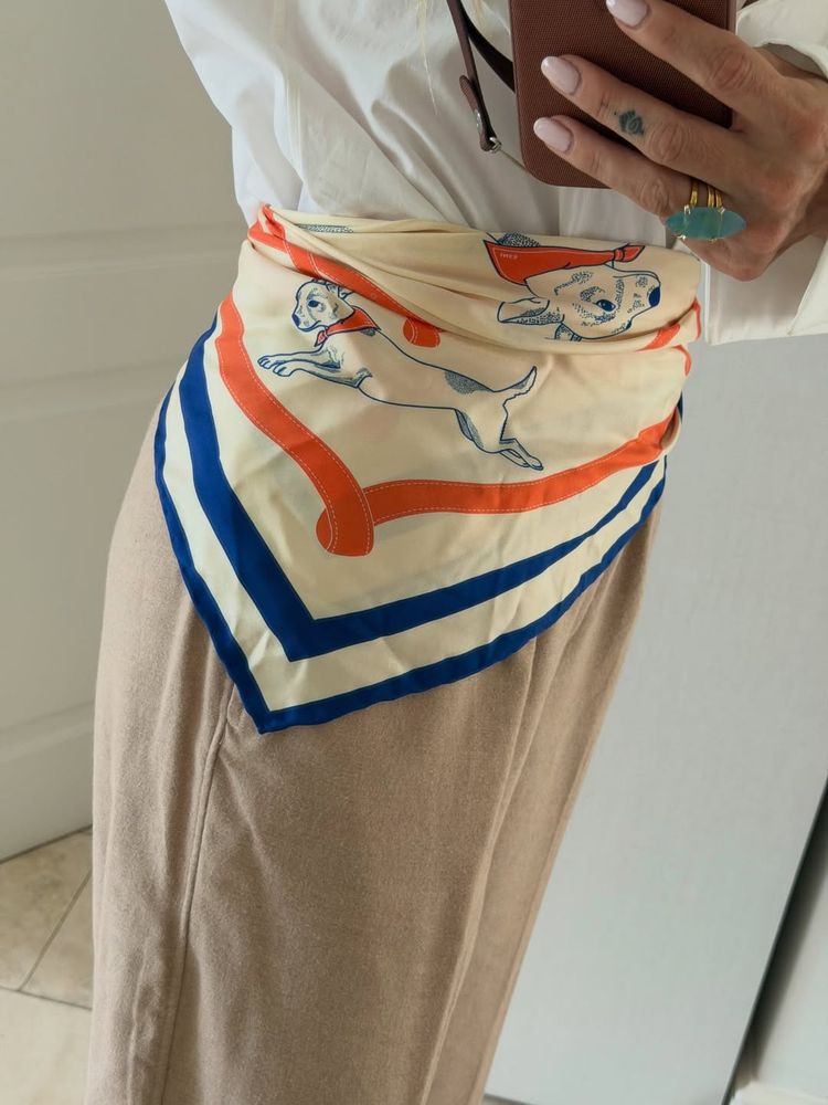Colores neutros y pañuelo multicolor: Nicole Neumann eligió la tendencia del otoño y dio cátedra de estilo