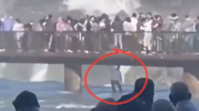 Saltó a las aguas de las Cataratas del Iguazú para recuperar su celular y generó preocupación entre los visitantes.