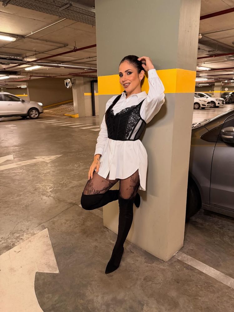 La ex Gran Hermano, Romina Uhrig, desbloqueó una nueva tendencia y combinó blusa blanca con corset negro