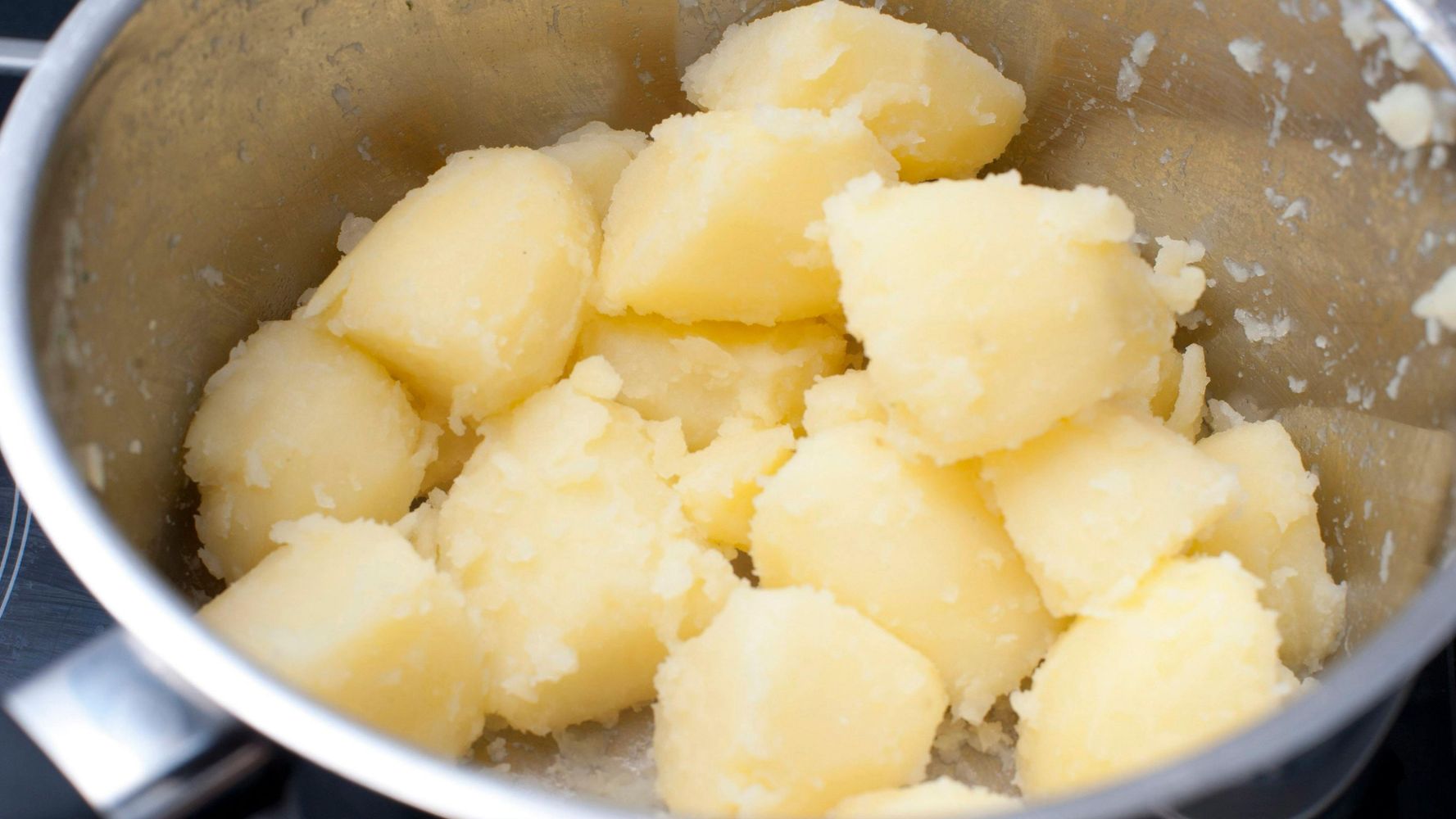 No lo hagas: no el agua en el que cocinas las papas.