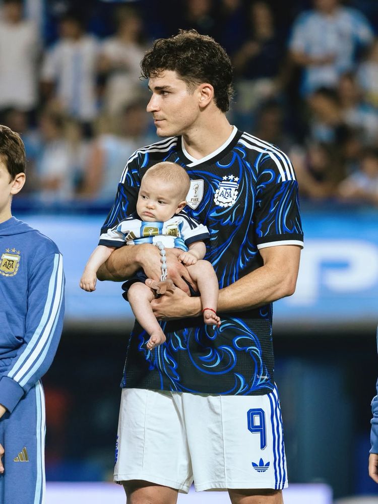 Julián Álvarez y su bebé