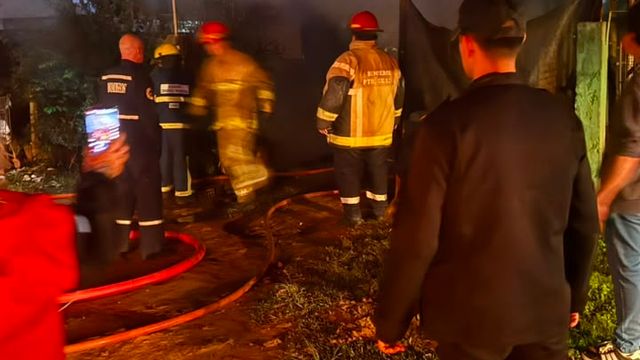 Un incendio destruyó por completo una vivienda en Puerto Iguazú.