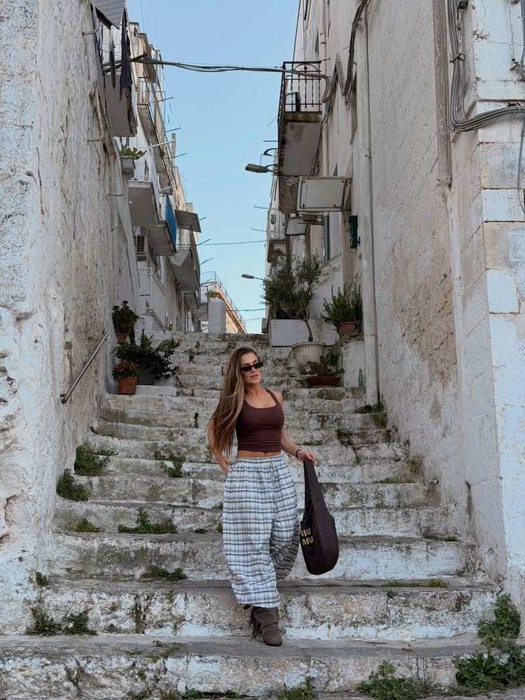 Colores pasteles y pañuelo: los looks elegidos de Cami Homs para recorrer Italia