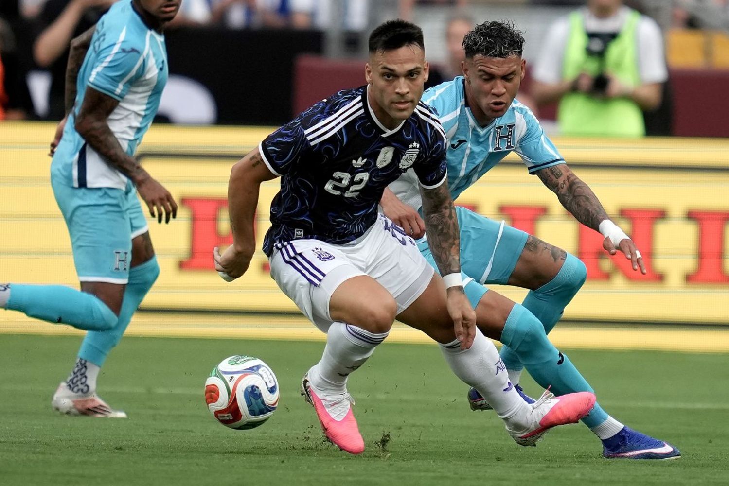 Un gol y una asistencia de lujo, afirman a Lautaro Martínez en la ofensiva de la selección.