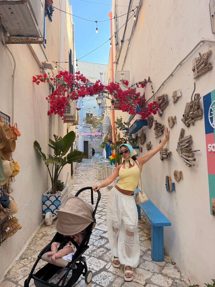 Colores pasteles y pañuelo: los looks elegidos de Cami Homs para recorrer Italia