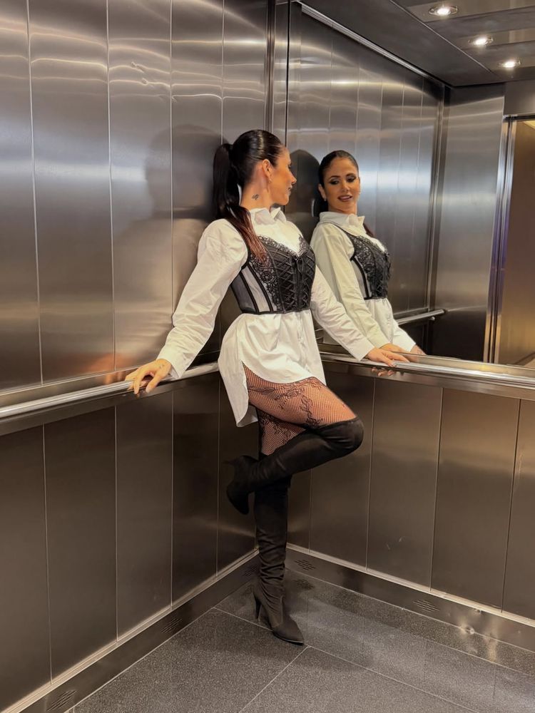 La ex Gran Hermano, Romina Uhrig, desbloqueó una nueva tendencia y combinó blusa blanca con corset negro
