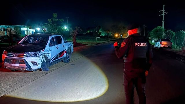 Buscan al conductor de una camioneta que huyó tras chocar contra un auto en El Soberbio.