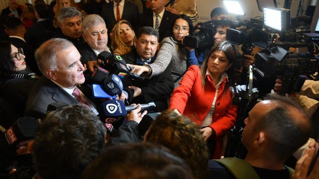 Durante un encuentro en Casa de Gobierno, el Gobernador remarcó que los periodistas pueden preguntar sin condicionamientos en las conferencias oficiales.