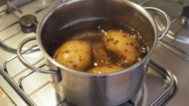 ¡No lo tires! Para qué sirve el agua de las papas hervidas: el truco de los chefs que pocos conocen