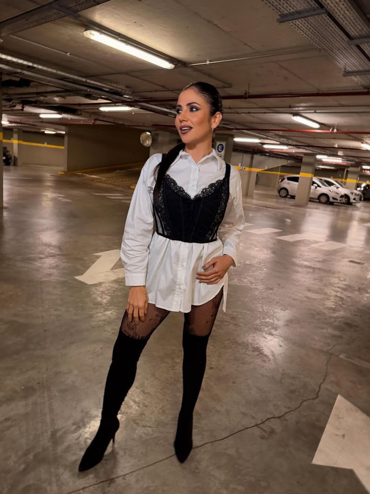 La ex Gran Hermano, Romina Uhrig, desbloqueó una nueva tendencia y combinó blusa blanca con corset negro