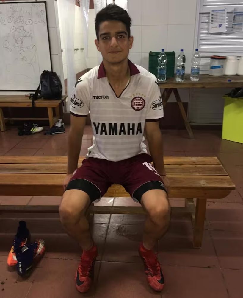 Apadrinado por el histórico José Sand, López brilló con la camiseta de Lanús antes de protagonizar una transferencia récord a Brasil.