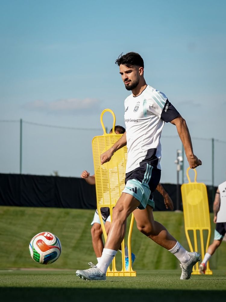 De dar sus primeros pasos en el club El Progreso de San Lorenzo al centro del ataque de la Selección Argentina.