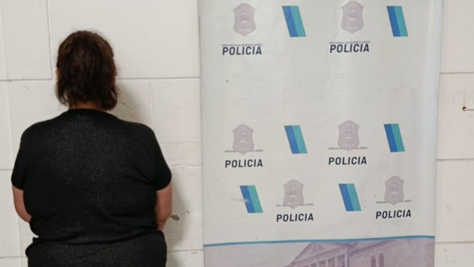 Tres Arroyos: Escándalo por celos frente a la comisaría terminó con una detenida tras dañar un auto