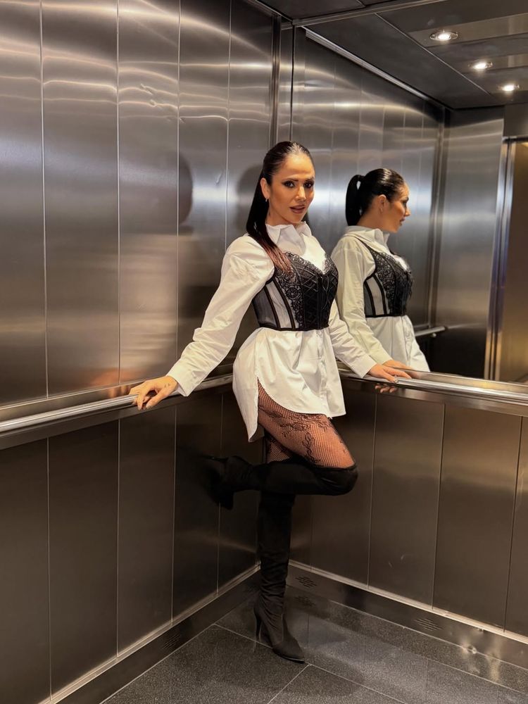 La ex Gran Hermano, Romina Uhrig, desbloqueó una nueva tendencia y combinó blusa blanca con corset negro