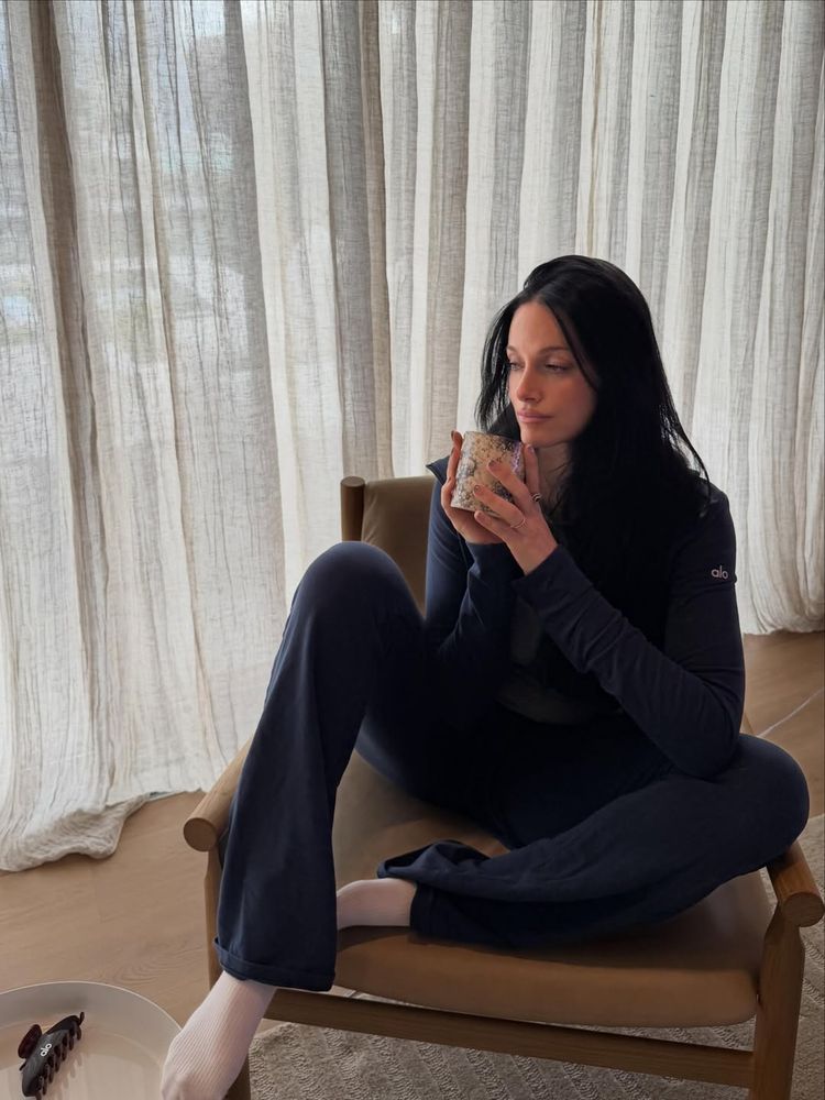 Oriana Sabatini apostó por la textura de la temporada y dio cátedra de estilo con un look de gamuza en tendencia