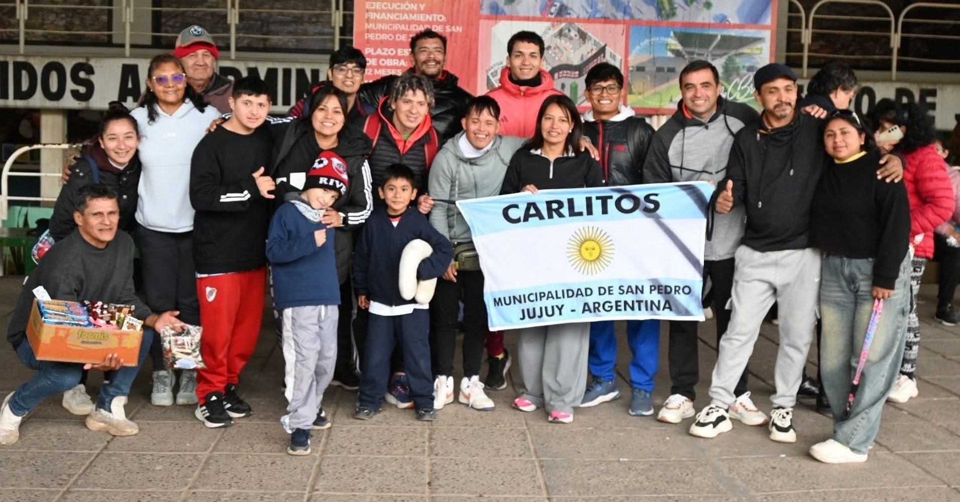 Familiares, amigos, compañeros y parte del cuerpo técnico del Centro de Deportes Adaptados, en la despedida a Carlos Isasmendi, en la terminal de ómnibus sampedreña.