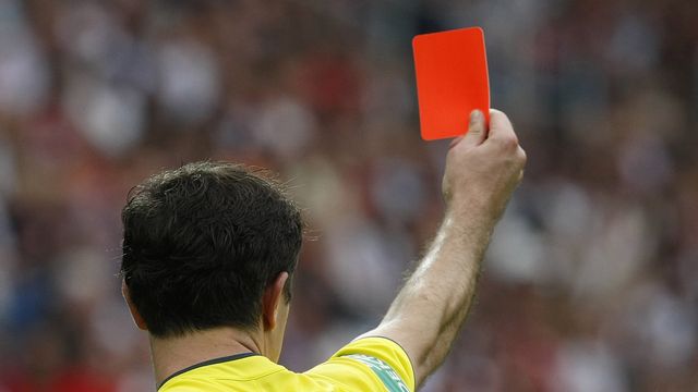 La FIFA habilitó las expulsiones masivas.