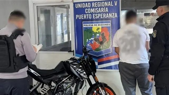 Detuvieron a un joven en Puerto Esperanza con una motocicleta robada en Buenos Aires.