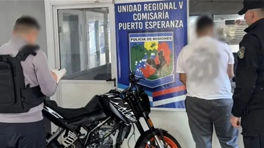 Detuvieron a un joven en Puerto Esperanza con una motocicleta robada en Buenos Aires