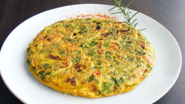 Tortilla de verduras en 30 minutos: receta para aprovechar los vegetales de otoño