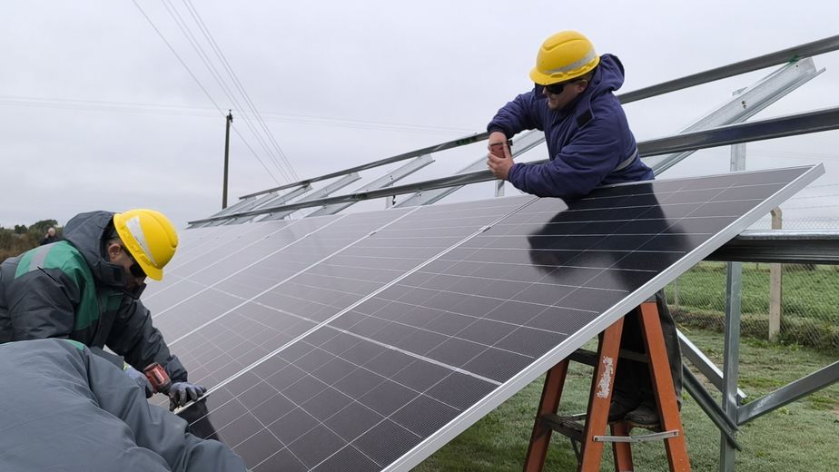 CESPAL dio un paso histórico con la colocación de los paneles solares en el Parque Fotovoltaico