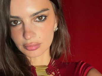 Emily Ratajkowski celebró su cumpleaños y arrasó con un vestido rojo pasión ajustado al cuerpo