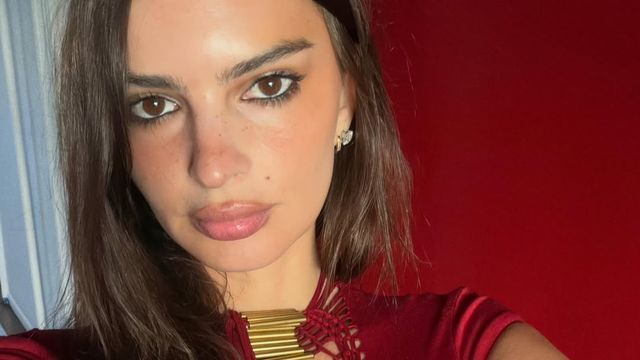 Emily Ratajkowski celebró su cumpleaños y arrasó con un vestido rojo pasión ajustado al cuerpo