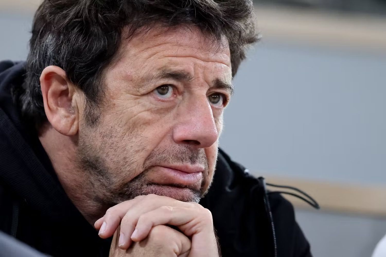El reconocido artista francés se encuentra bajo custodia policial en medio de un escándalo sin precedentes.