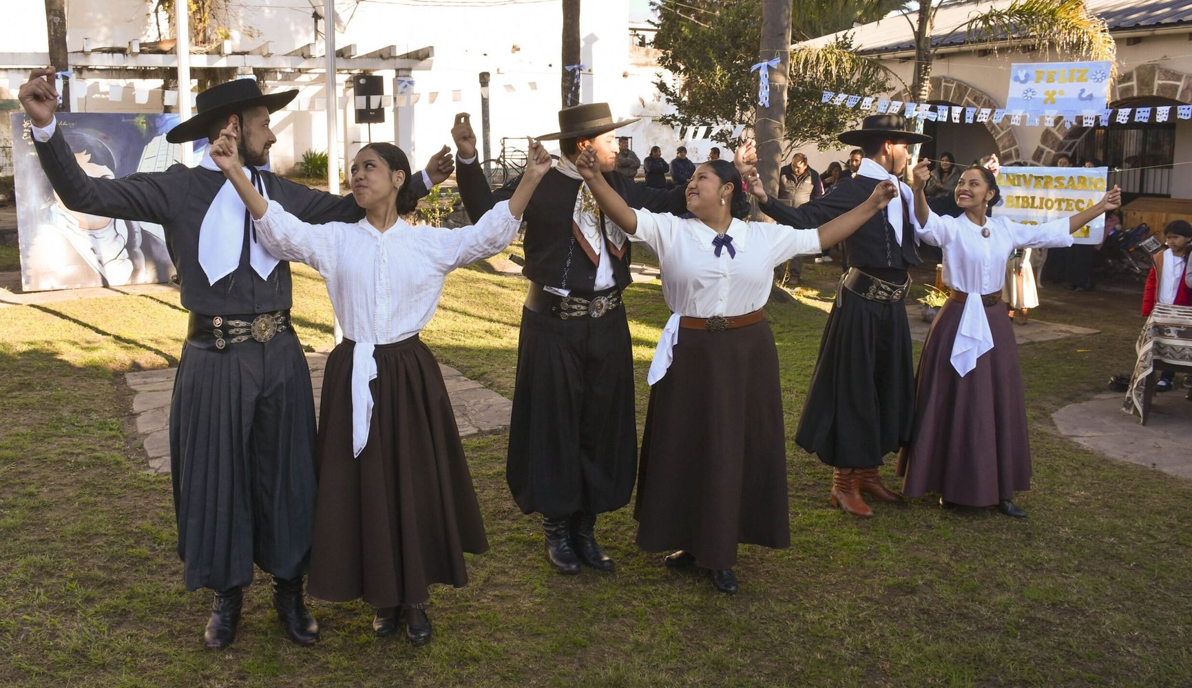 Las expresiones folklóricas pusieron color tradicionalista al festejo por el décimo aniversario la Biblioteca Belgraniana del Concejo Deliberante capitalino.