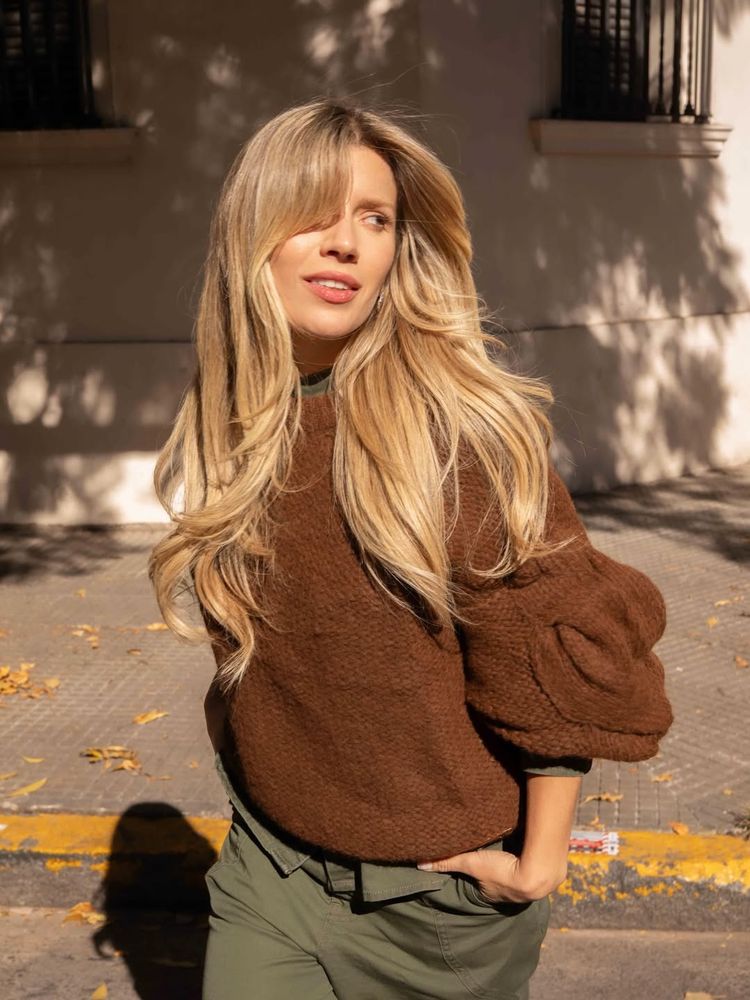 Laurita Fernández dio cátedra de estilo con un sweater en tono chocolate y marcó tendencia