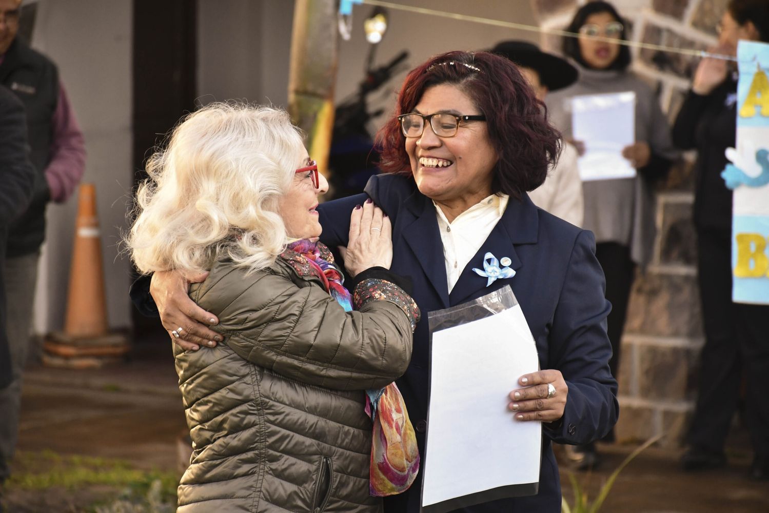La presidenta de la Biblioteca Popular de Jujuy, Silvia Rey Campero (izquierda), recibe de manos de la responsable de la Biblioteca Belgraniana, Silvia Rodas, un reconocimiento por su permanente colaboración con la institución del barrio Los Huaicos.