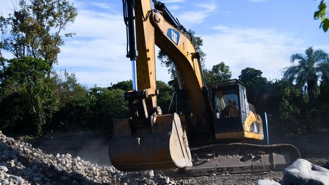 La intervención se complementa con la protección y reconstrucción del puente sobre el río Chirimayo.